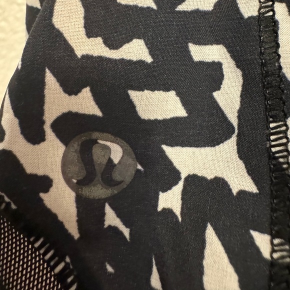 2.5” Lululemon net pop hotty hot shorts in white and black. Size 6. - Picture 14 of 14